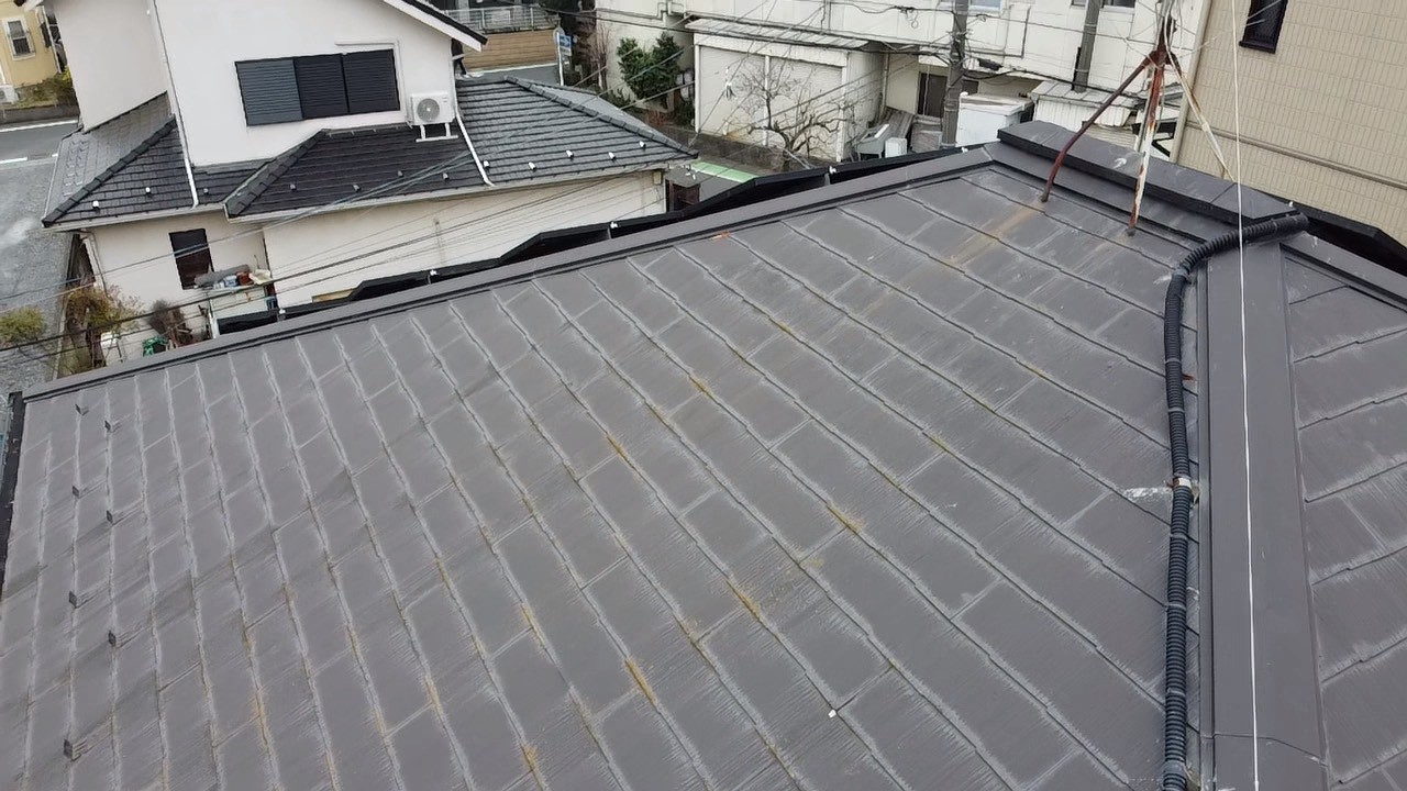 白く色褪せたグレーのスレート屋根